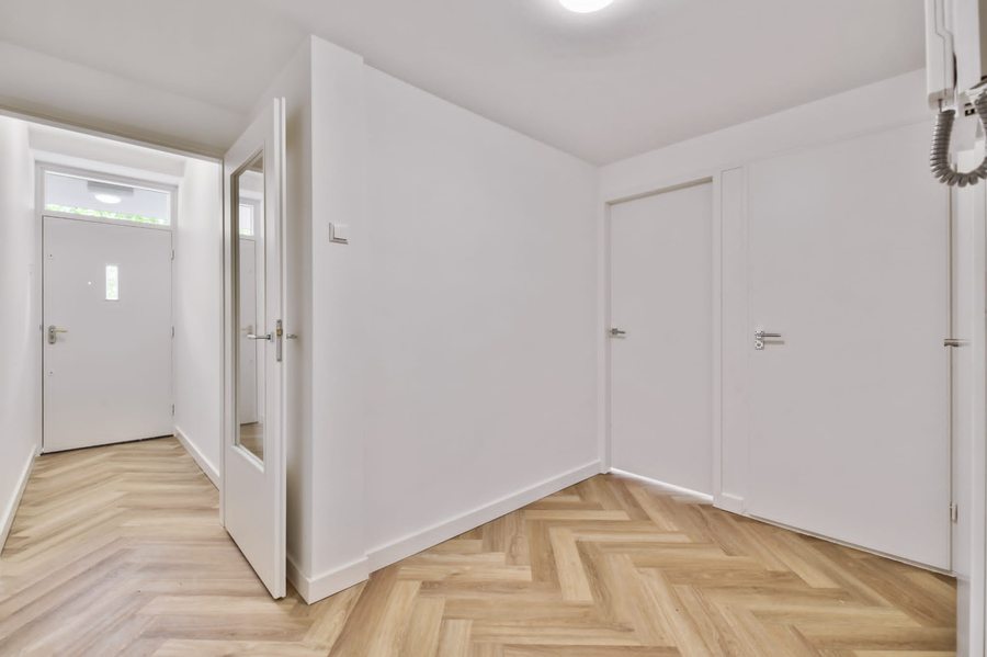Flursanierung Hamburg – heller Eiche-Fischgrätparkett mit neuen weißen Innentüren