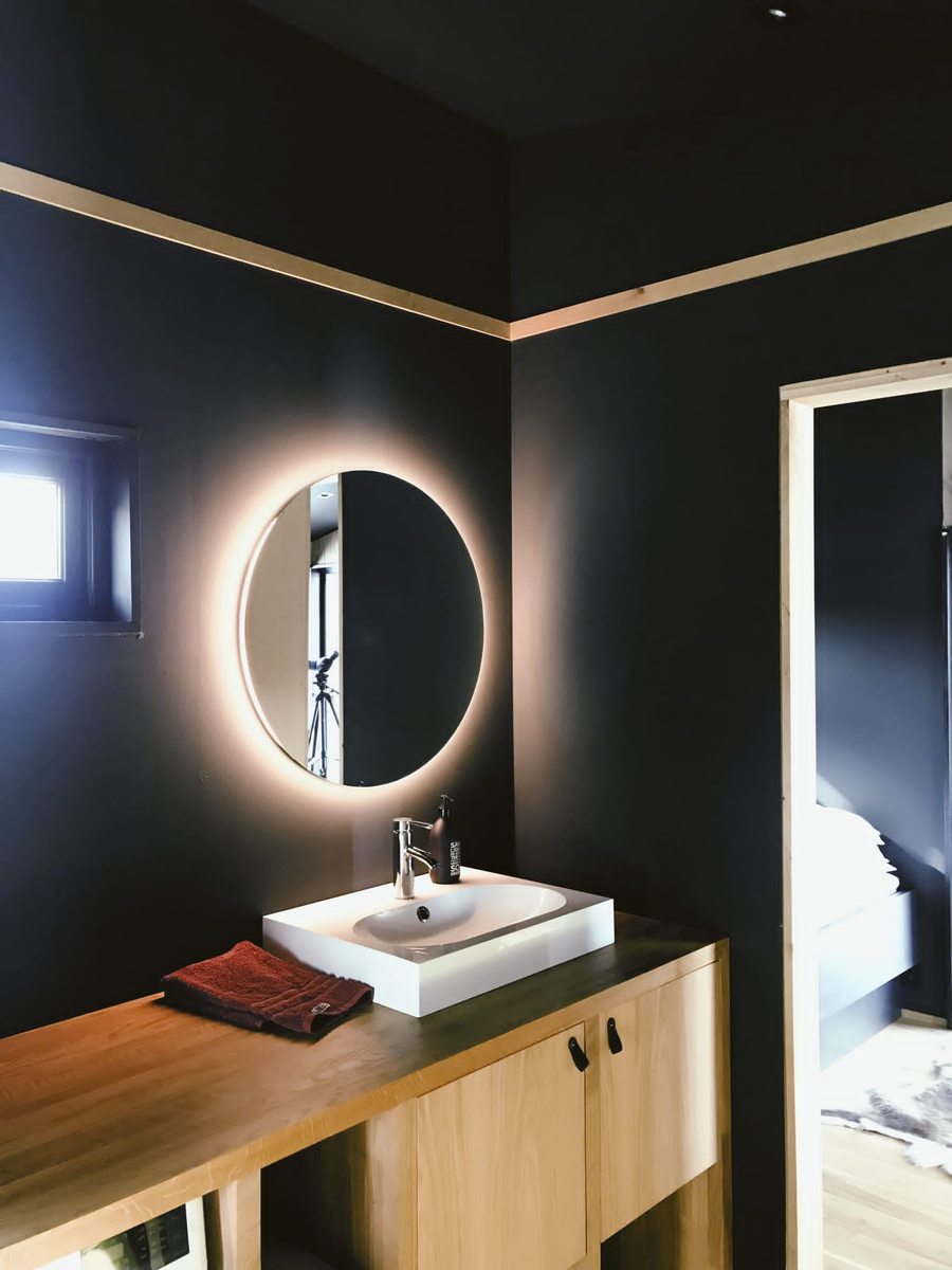 Designbad schwarz Hamburg – runder LED-Hinterleuchtungsspiegel und massiver Holzwaschtisch